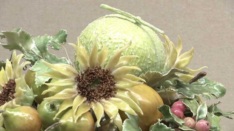 粘土が乾燥したら色を塗るという作業を繰り返すことでつやが出る