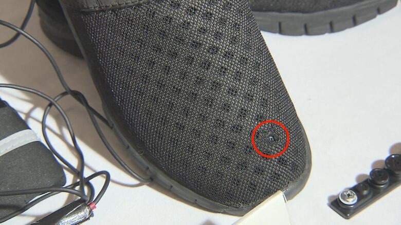 サンダルに仕込まれた直径5ミリのカメラ　気づくのは難しいだろう