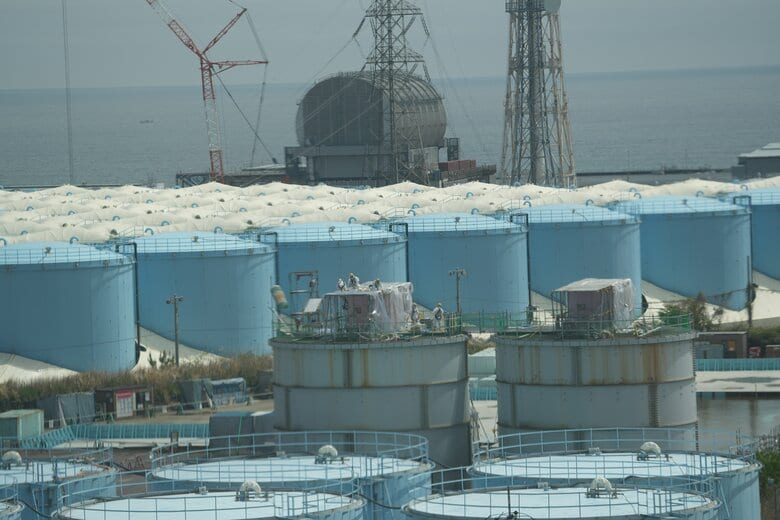 原発敷地内に立ち並ぶタンク　日本記者クラブ代表撮影