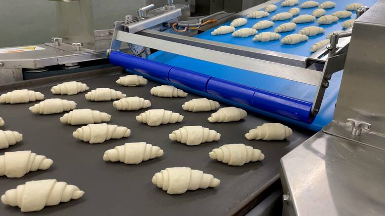 製造途中の「生くろわっさん」（提供：フジパン）