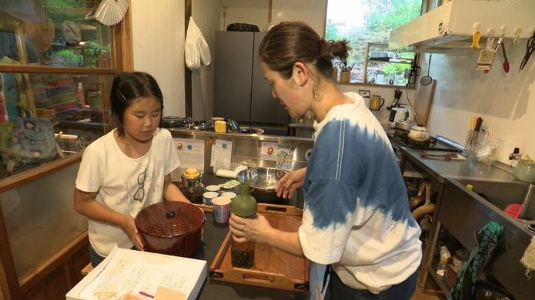 娘のりっかちゃんも、一緒におもてなしの準備をする