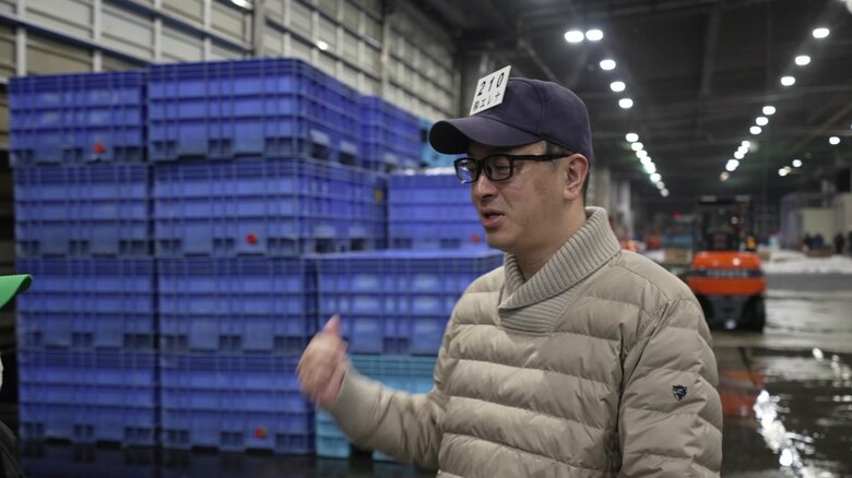 水揚げされた魚に目を光らせる中村義昭さん