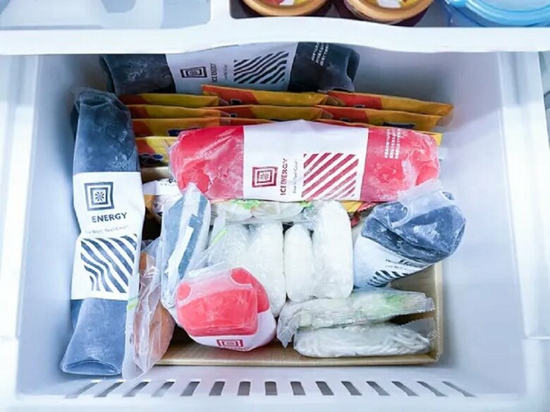 冷凍庫の隙間で凍らせることができる（提供：アトム技研株式会社）