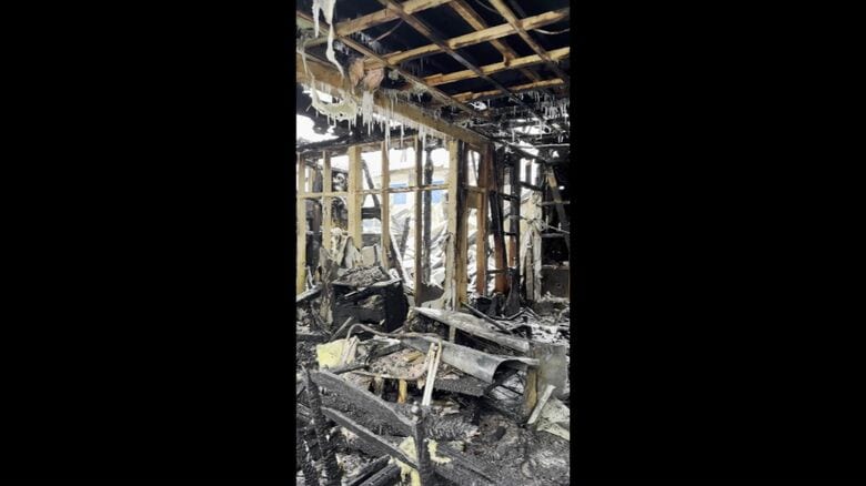 骨組みが真っ黒に焦げた住宅（撮影：視聴者）