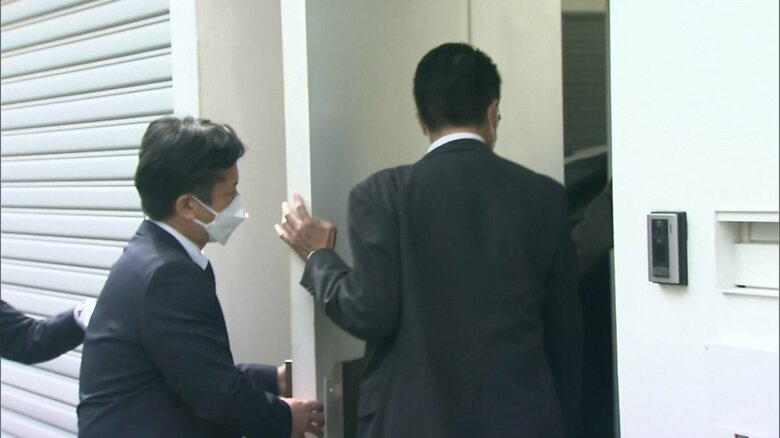 家宅捜索に入る静岡県警の捜査員（4月10日）