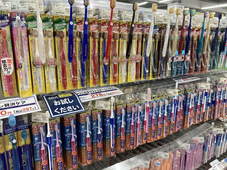 ハブラシ売場（提供：アークランズ株式会社）