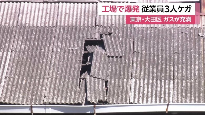 爆発の影響で破損したとみられる工場の屋根