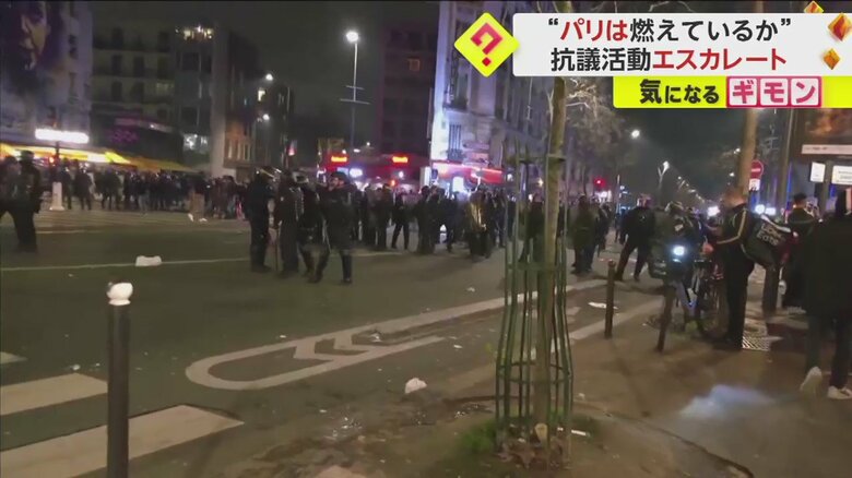 路上でデモ隊と警察が衝突する騒ぎが起きている