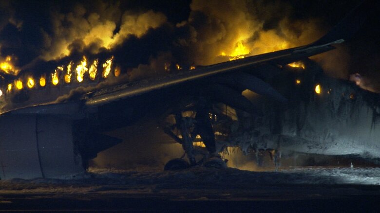 羽田空港で炎上する日航機