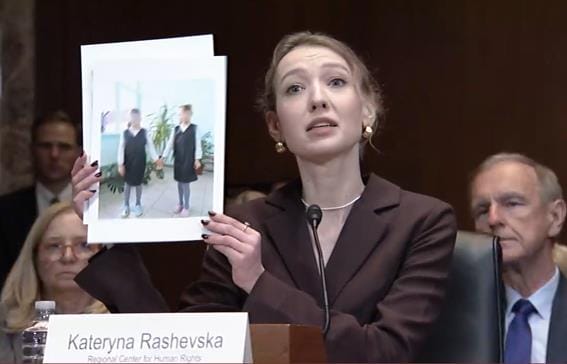 米議会で子ども連れ去りの現状を訴えるカテリーナ・ラシェフスカ弁護士(2025年12月)
