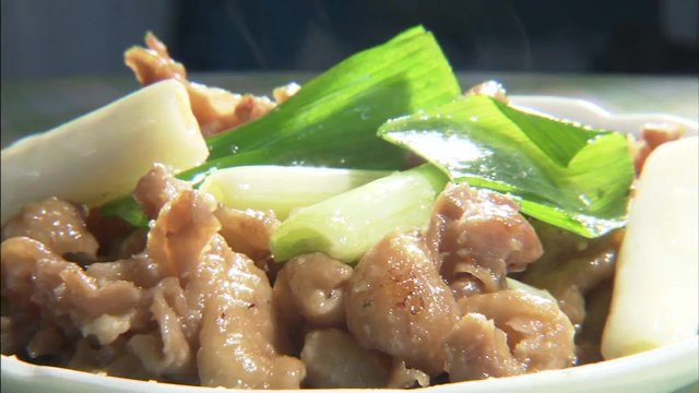 なぜ鳥皮をモツというのかは不明…