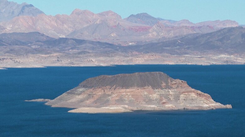 ネバダ州の砂漠とダム湖
