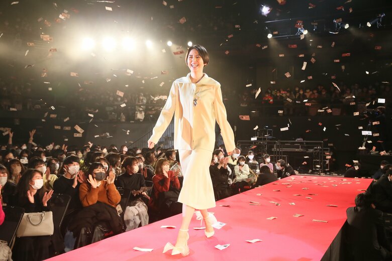 レッドカーペットを歩く長澤まさみさん