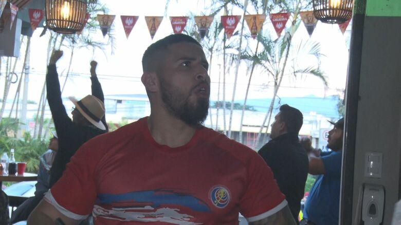 左後ろでガッツポーズをする帽子をかぶった男性がドライバーのレイナルドさん