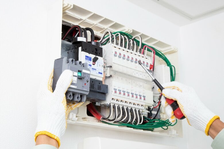 ブレーカーの奥の壁の穴から侵入する場合も（イメージ）