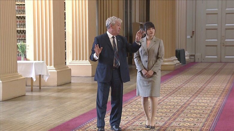 ティモシー・オーシェ：エジンバラ大学学長から説明を受けながら図書館を見学する眞子さま