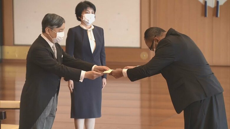 新しく着任した外国の大使が天皇陛下に挨拶をする信任状捧呈式