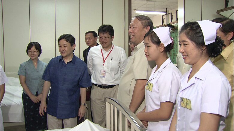 応急処置の実習を見学される皇太子さま