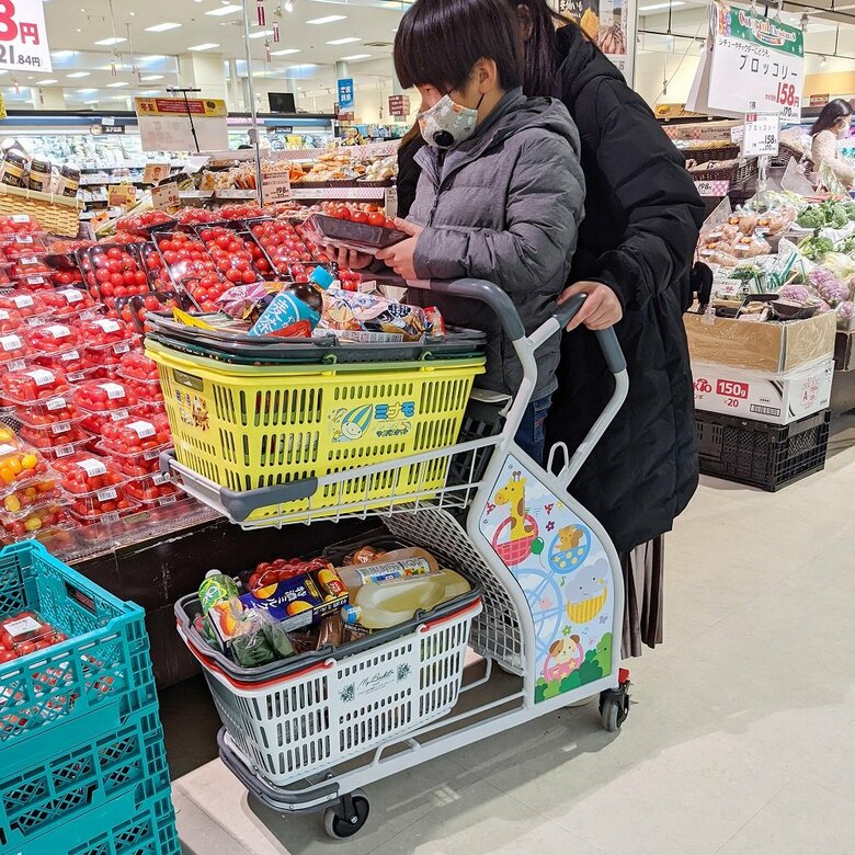 買い物の様子（画像提供：スーパーメイト）