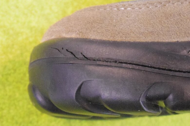 ソールにひびが見える（画像：石井スポーツ提供）