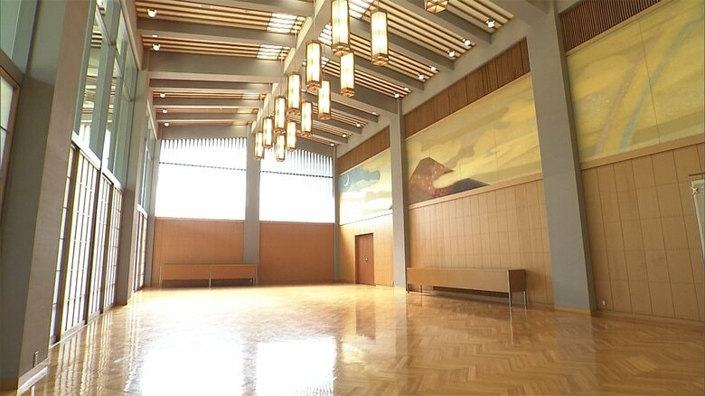 「日月の間」東山魁夷氏の「日月四季図」（右に見えるのが夏の虹）