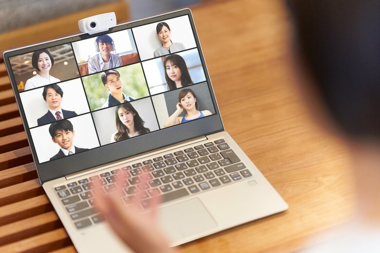 カメラの角度は胸から上が映る位置に（画像：イメージ）