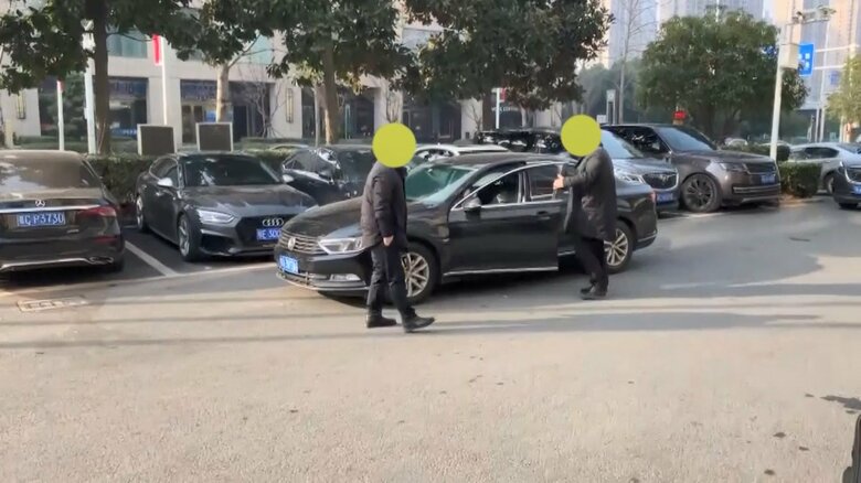 取材班を監視する男性ら（1月18日）