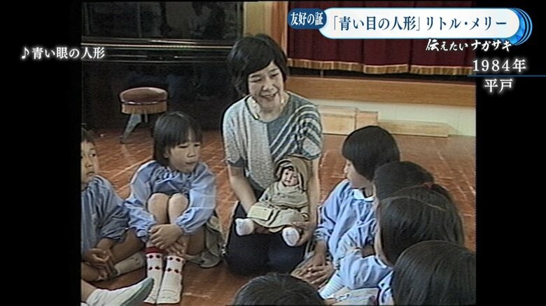 人形の歴史を園児たちに語る先生