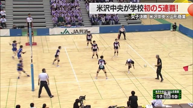 コートのぎりぎりをねらった出塚選手の見事なサービスエース