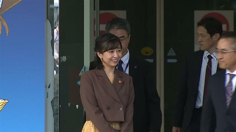 鳥取空港の前に姿を見せられた佳子さま（23日午後）