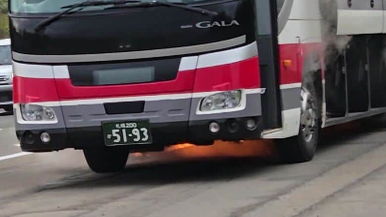 バスの下には赤い炎　撮影：乗客