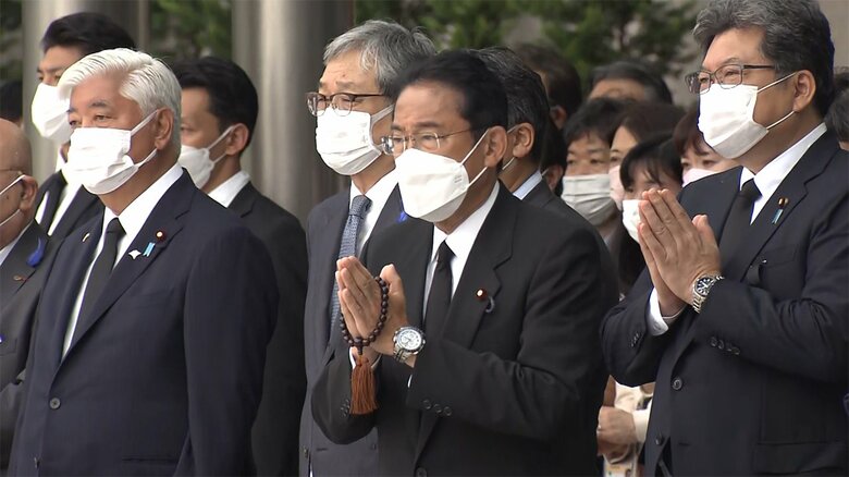 霊柩車は、首相官邸に入ると、車寄せを一周した。岸田首相や松野官房長官らが、手を合わせて見送った。