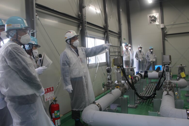 緊急遮断弁を視察（提供：東京電力ホールディングス）