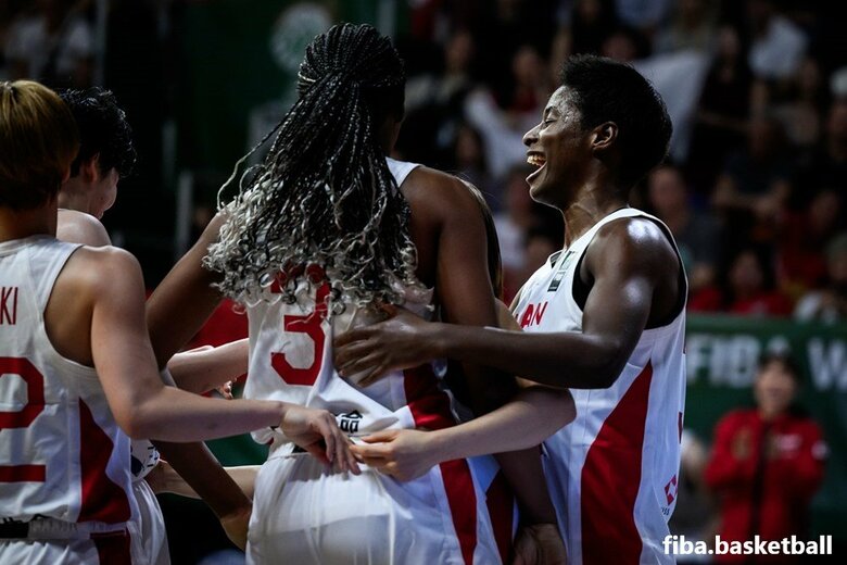 ハンガリー戦での馬瓜エブリン・ステファニー姉妹（現地9日、ハンガリー・ショプロン）