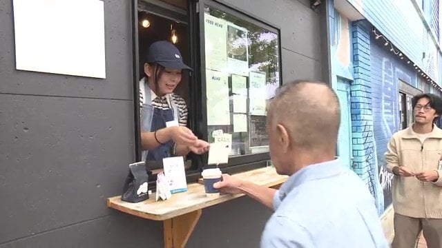 オリジナルのブレンドコーヒーを販売する学生も