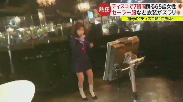セーラー服で踊る中澤さん（65）