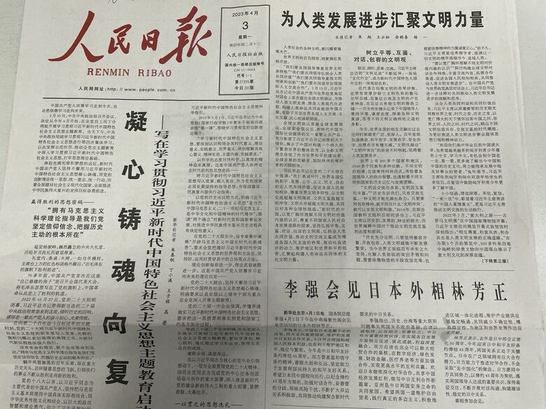 会談翌日の人民日報は一面で報じた（右下）