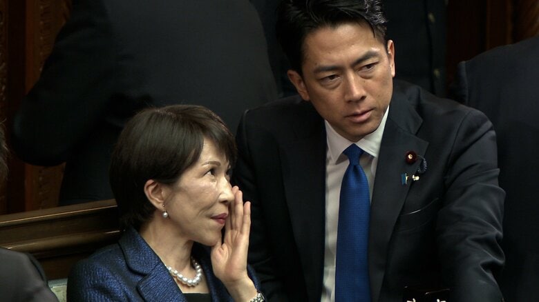 第105代首相に指名される直前、小泉氏と話す高市氏