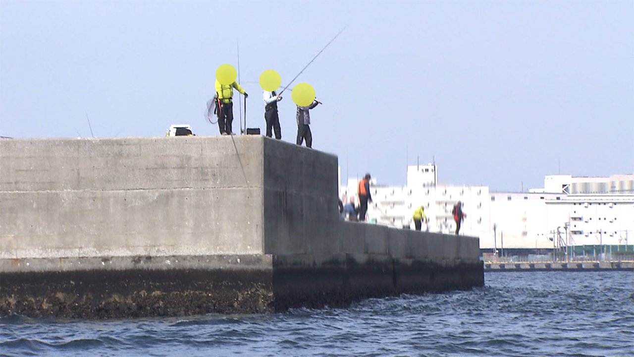 独自 立ち入り禁止 防波堤に釣り人が 足場ギリギリで 危険な瞬間 Fnnプライムオンライン Goo ニュース