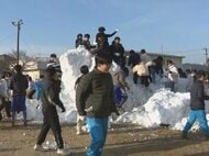 卒業前のサプライズ…小学校の校庭に『雪』のプレゼント 国語の授業と聞いていた6年生は大喜び