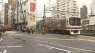 京王線が全線運転再開　東府中駅近くの踏切で車と電車が接触、一部で運転見合わせに　2人けが、命に別条なし　