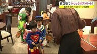 園児がハロウィーンを満喫 商店街で「トリックオアトリート!」 秋田市