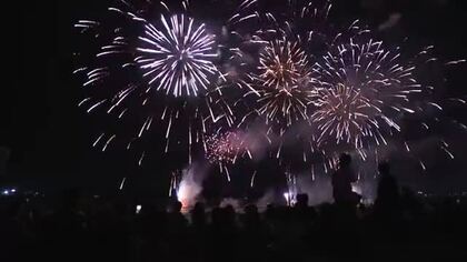 富山市で納涼花火大会　色とりどりの大輪の花に歓声が上がる