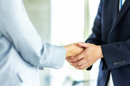 「握手した手を離してくれない」「今から会えないかと夜中に連絡がある」地方女性議員が受けるハラスメントの実態