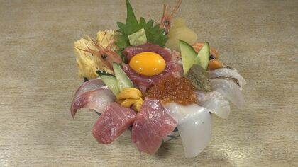 コロナ禍の中で誕生…「入れ過ぎ海鮮丼」が客の期待を裏切らない 感染再拡大にも店主「めげずにやるだけ」