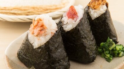 好きなおにぎりの具材は、1位鮭、2位ツナマヨ 自分で握るときは「ラップで」が4割