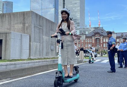 東京駅前で「電動キックボード」乗車体験　新ルール普及を呼びかけ