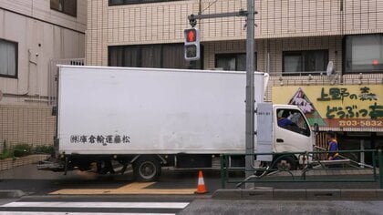 「バリバリという音が」マンションにトラック突っ込む　ガードパイプを突き破り敷地に落ちる　東京・上野