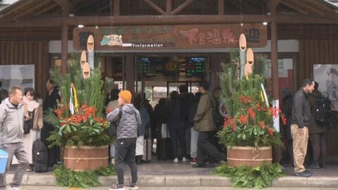 高さ約2.6m…JR下呂駅前に年末年始の観光客を迎える『ジャンボ門松』地元の中学生も飾り付けに参加