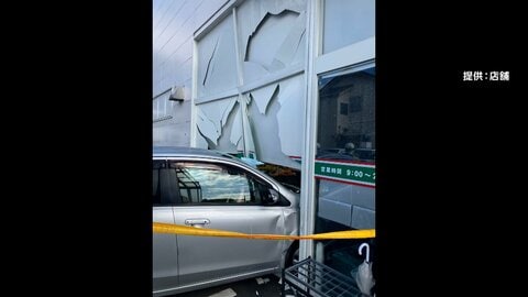買い物客が陳列棚の下敷きに…軽自動車がスーパーに突っ込む瞬間　77歳女性が運転　鹿児島市
